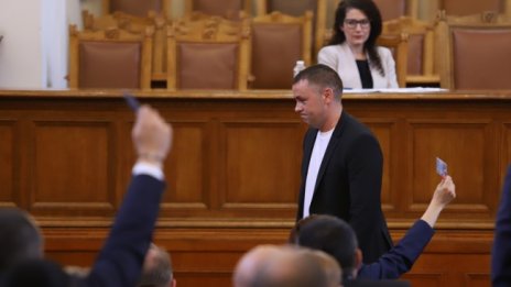 Хазарта се отчете и рече: За някои в парламента да лапаш нещо е бизнес