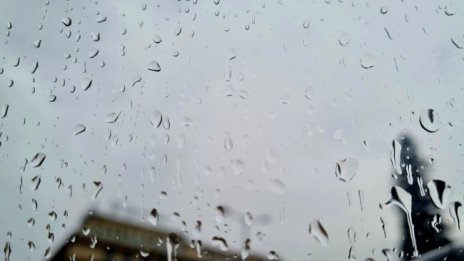 Времето остава облачно и в неделя, на много места ще превали