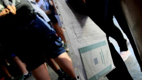 Още точки на 30 000 десетокласници заради формулите без скоби