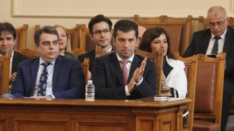 Политолози: Кабинетът е крехък, властта се самосваля