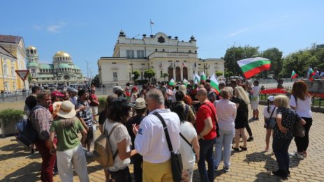 Депутати от ДПС напуснаха НС, отидоха при протестиращите