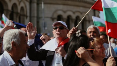 Поддръжници на ДПС и "Възраждане" рамо до рамо срещу правителството