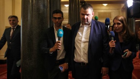 Пеевски се разходи сред протестиращите срещу правителството