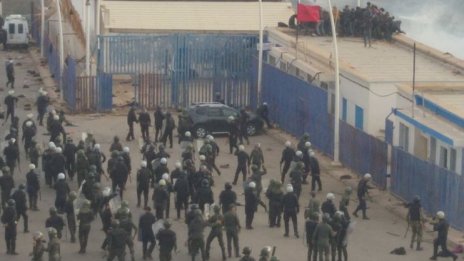 Жертвите при мигрантското нахлуване в Мелиля вече са 23