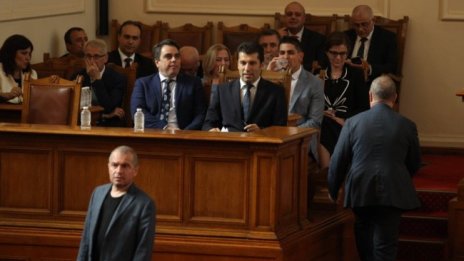 Кирил Петков внася оставката на кабинета, какво следва?