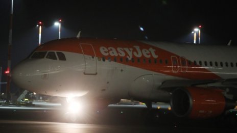 Заради шега на тийнейджър: F-18 ескортира самолет на Easyjet