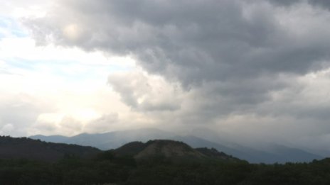 Жълт код за валежи и гръмотевични бури в 13 области 