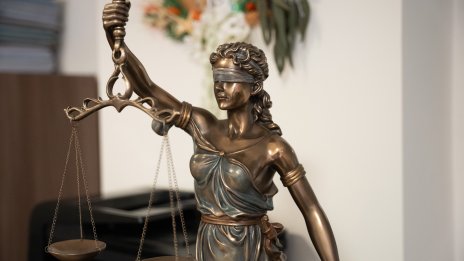 Педофирът охранител от София не знаел, че е престъпление да праща голи снимки на деца