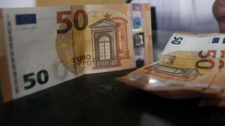 Еврото се изравни с долара за първи път от близо 20 г.