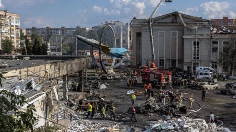 Брутална атака в Украйна: 23 загинали, деца "на парчета" след руски удар на стотици километри от фронта
