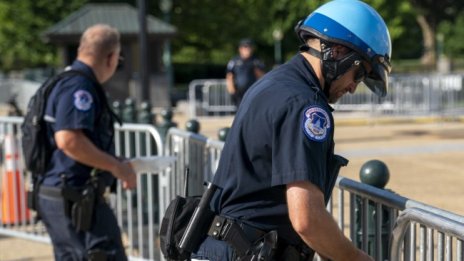 Трима загинали при стрелба в търговски център в САЩ