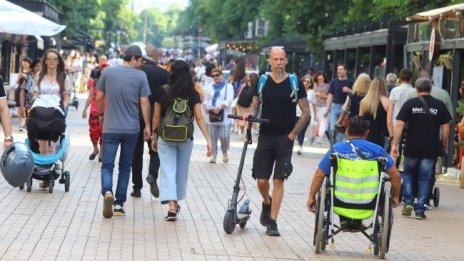 МЗ увери: Няма да се затварят бизнеси заради COVID вълната
