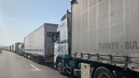 Пиян турски тираджия опита да подкупи полицай