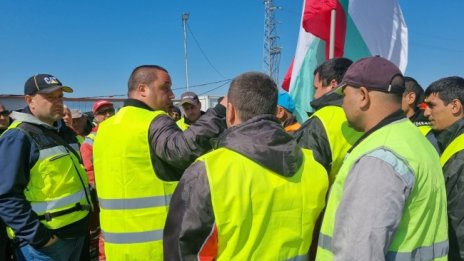 Пътните строители блокират центъра на София и страната