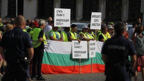 Протестът на пътните строители затвори движението при НС