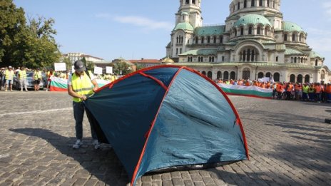 Пътните строителите на палатки пред парламента