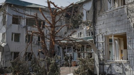 Разрушено училище след руски атаки в Украйна