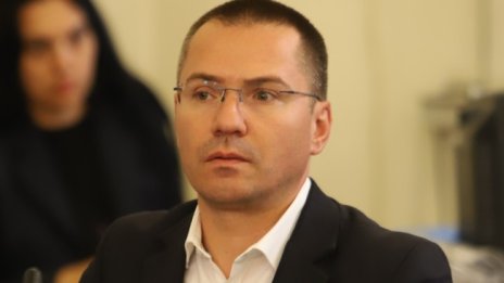 Служебният кабинет е впечатляващ, изборите - безсмислени