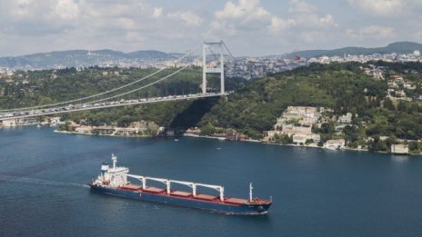Корабът с царевица от Украйна премина през Босфора