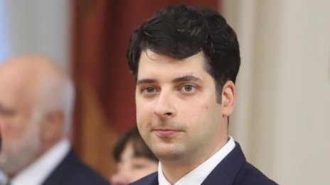  "Щандард" за вицепремиера Пеканов: Икономист в служба на старата родина