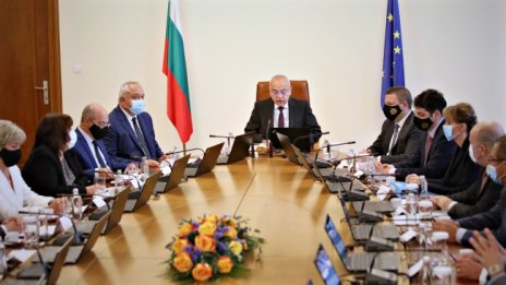 Експерти: Невъзможна е коалиция между ПП, ГЕРБ и ДПС