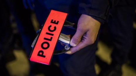 Мъж размаха нож на парижко летище, застреляха го