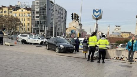 Кола "паркира" до подлеза на президенството, шофьорът е починал на път за болницата