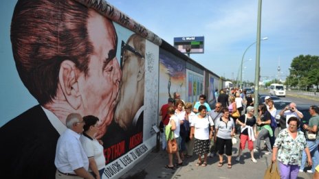 Почина художникът Дмитрий Врубел, автор на „Братска целувка“