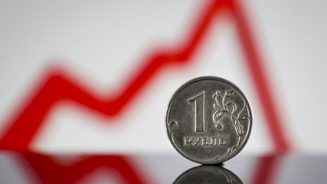 Руската икономика се свива, но засега издържа на санкциите