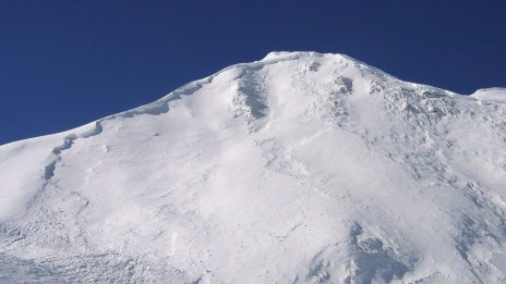 Двама души загинаха, затрупани от лавина в Доломитите в Италия