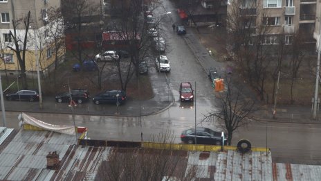Студен и дъждовен петък, сняг в планините