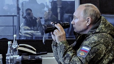 Пак за здравето на Путин: Кадри как накуцва и държи странно ръката си