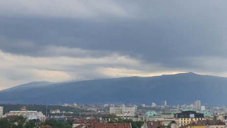 Застудява, на много места ще има валежи и гръмотевици