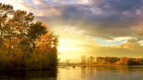 Облачно и утре, на места ще вали, градусите до 21&deg;