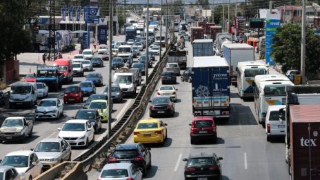 В Солун от магазини правят гаражи заради проблеми с паркирането
