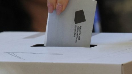 Изборният ден на Острова спокоен и без опашки