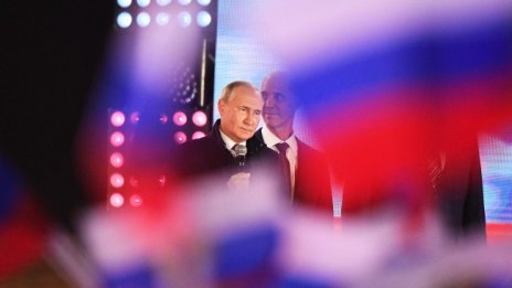 Путин на 70: Вместо в тайгата с Шойгу, сам в бункера с книга в ръка 