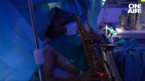 Саксофонист свири 9 часа, докато му правят мозъчна операция