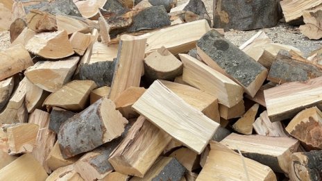 Безплатни дърва за огрев и ниски цени в магазините в Гърция