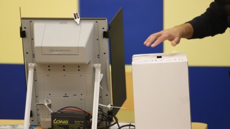 Над 48 процента от българите предпочитат да гласуват само с машина
