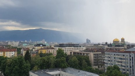 Денят започва с мъгли, през уикенда ни очакват и валежи