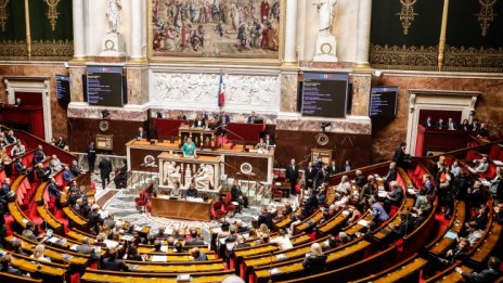 Задължително със сако във френския парламент