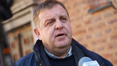 Каракачанов: За нелегалното преминаване на границата се полага затвор, а не хотел
