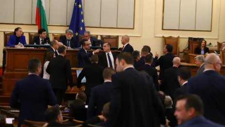 БСП и Възраждане се скараха в НС, за малко да стигнат и до бой