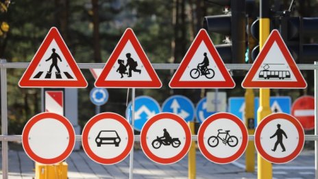 Въвеждат 11 нови пътни знака