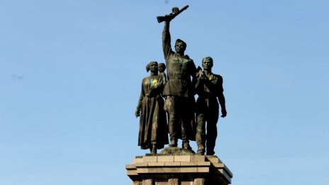 ДБ: Да се премахнат всички комунистически символи от публични места