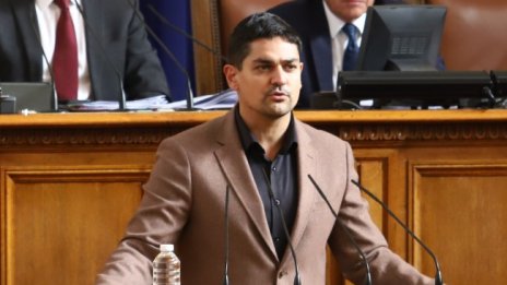 Василев за хартиената бюлетина: Използват Нинова за маша