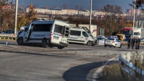 Шофьорът на буса с мигрантите - криминално проявен и без книжка?