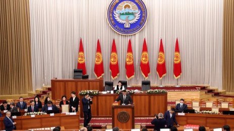 Избухна пожар в киргизстанския парламент