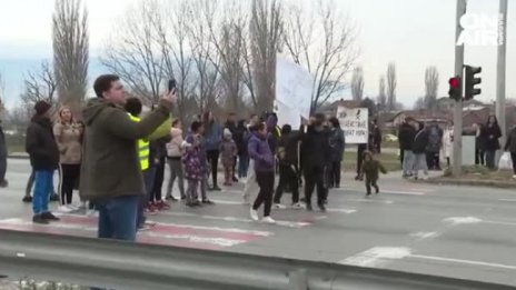 Жители на Казичене на протест заради път-убиец
